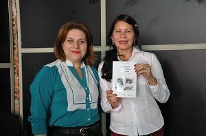 Professora Suely Oliveira Marquez, diretora da Edua e Soraia Magalhães, autora do livro durante o lançamento da obra
